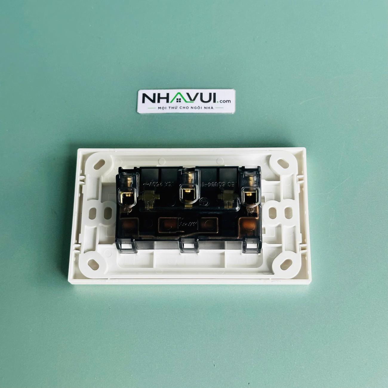 Ổ cắm đôi đa năng đế liền MPE A20UESM2N 16A