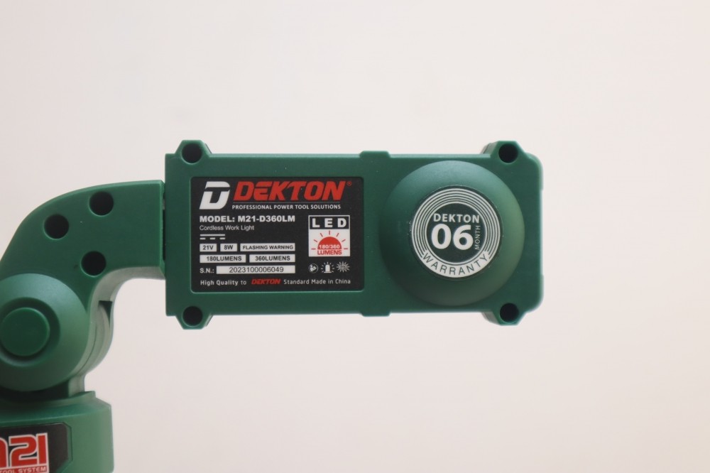 Đèn làm việc dùng pin Dekton M21-D360LM 21V 360 lumen