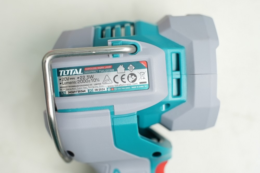 Đèn làm việc dùng pin Total TWLI20881 20V 2000 lm (kèm pin 2.0Ah và sạc)