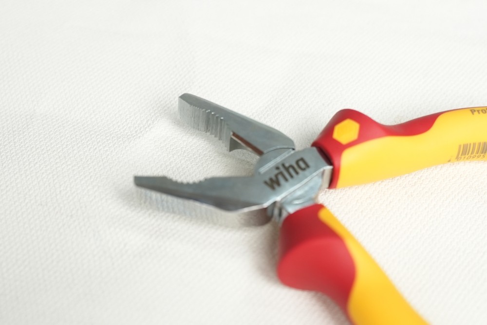 Kìm đa năng cách điện 1000V Wiha 26708 180 mm