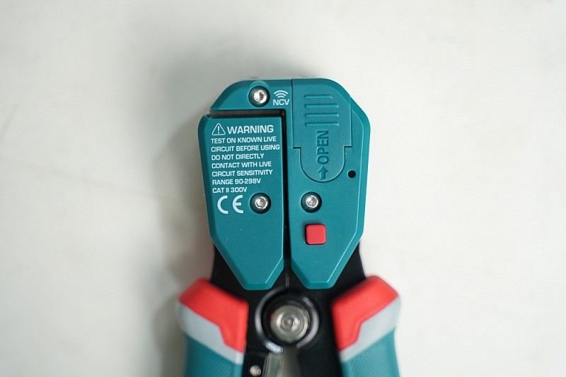 Kìm tuốt dây tự động Total THT152429 có dò điện NCV