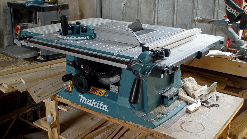 Máy cưa bàn Makita MLT100 1500W lưỡi 255 mm