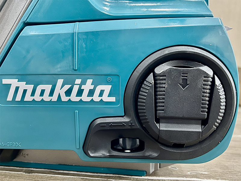 Máy cưa xích dùng pin Makita UC016GZ 40V (chưa pin, sạc)