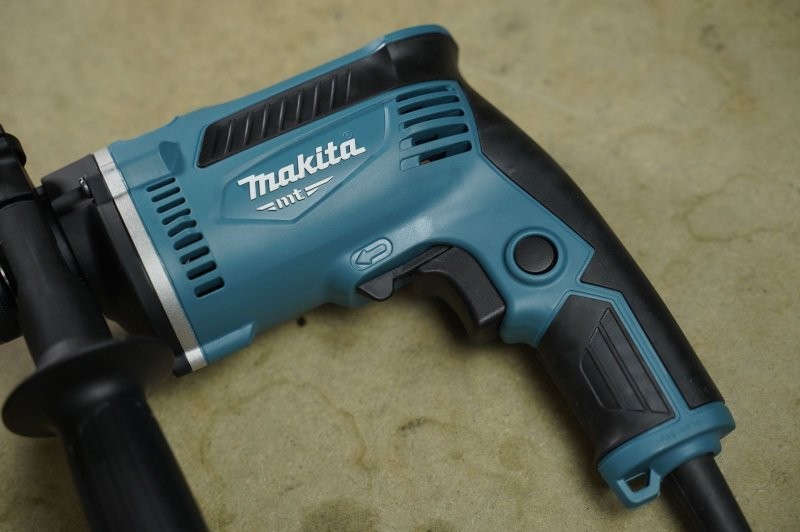 Máy khoan búa Makita M8103B 430W – đầu cặp 13 mm