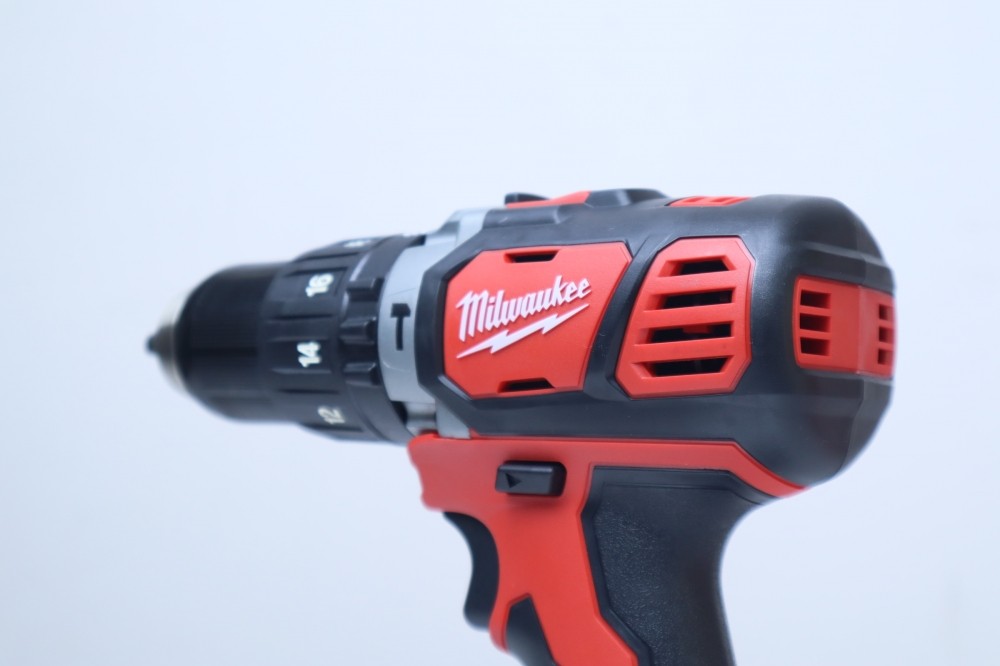 Máy khoan động lực pin Milwaukee M18 BPD-0 18V đầu 13 mm (chưa pin, sạc)