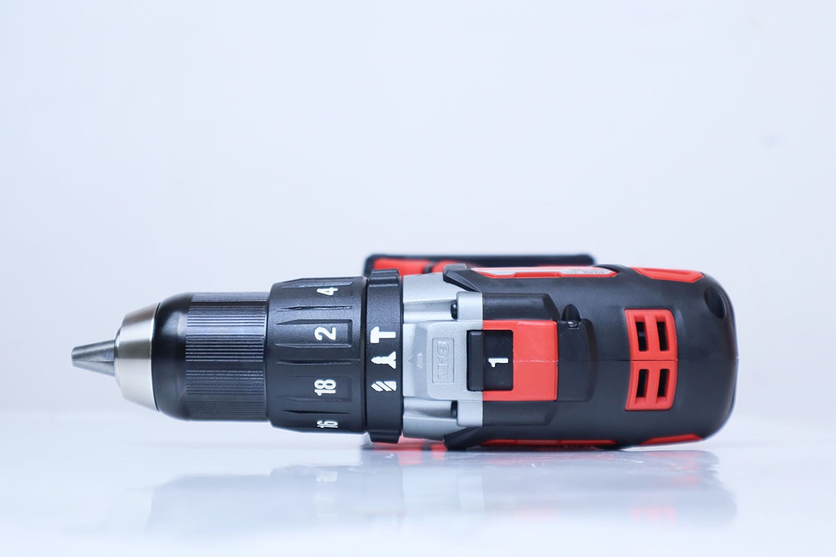 Máy khoan động lực pin Milwaukee M18 BPD-0 18V đầu 13 mm (chưa pin, sạc)