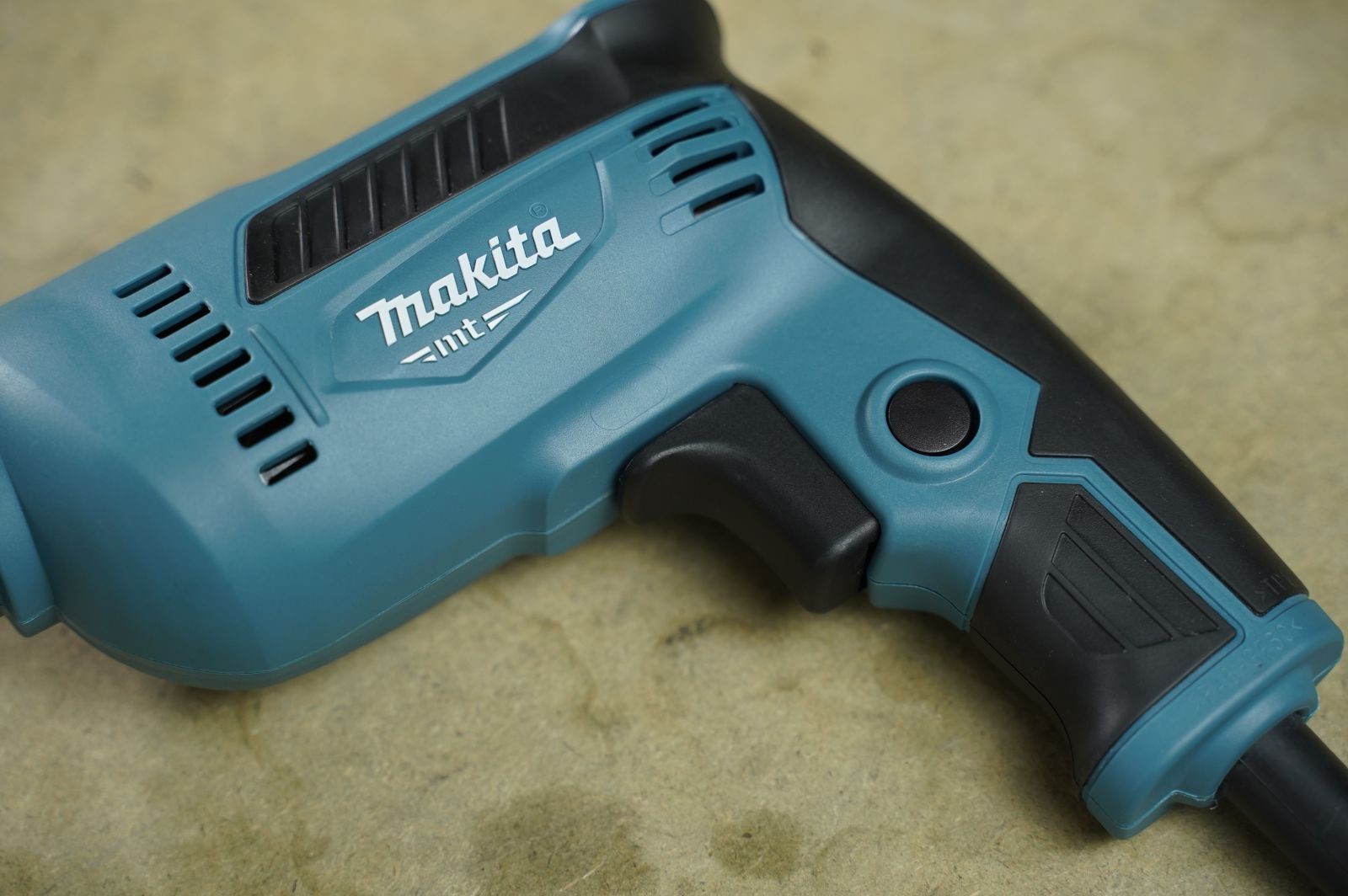 Máy khoan Makita M6000B 450W đầu kẹp 10 mm