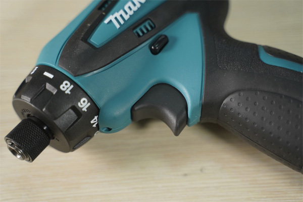 Máy khoan vặn vít dùng pin Makita DF030DZ (không pin, sạc)