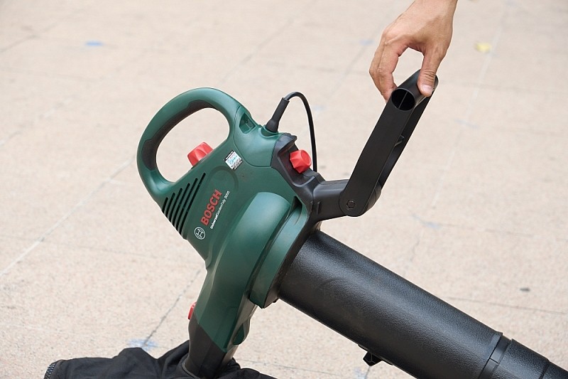 Máy thổi, hút và nghiền lá Bosch UniversalGardenTidy 3000 công suất 3000 W