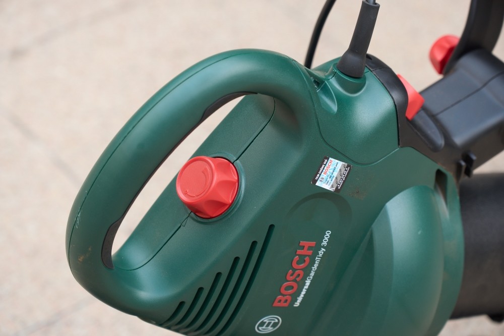 Máy thổi, hút và nghiền lá Bosch UniversalGardenTidy 3000 công suất 3000 W