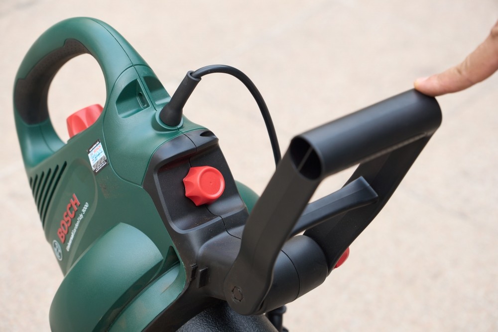 Máy thổi, hút và nghiền lá Bosch UniversalGardenTidy 3000 công suất 3000 W