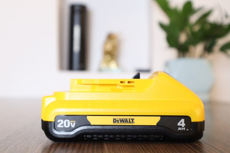 Pin Dewalt DCB240-B1 20V MAX 4.0Ah có đèn báo pin