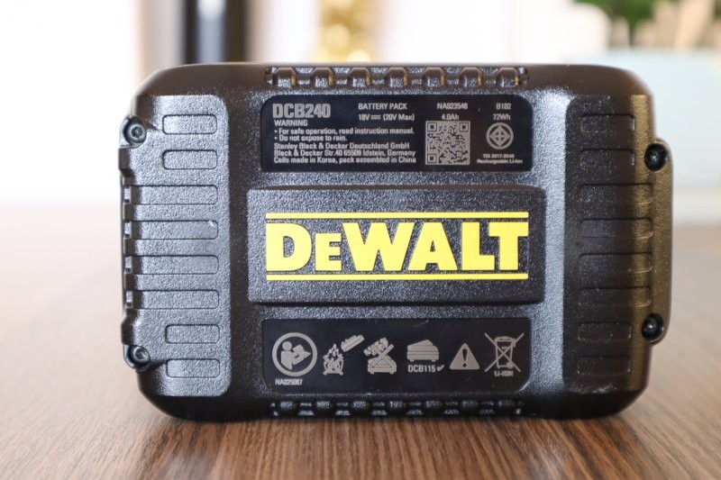 Pin Dewalt DCB240-B1 20V MAX 4.0Ah có đèn báo pin