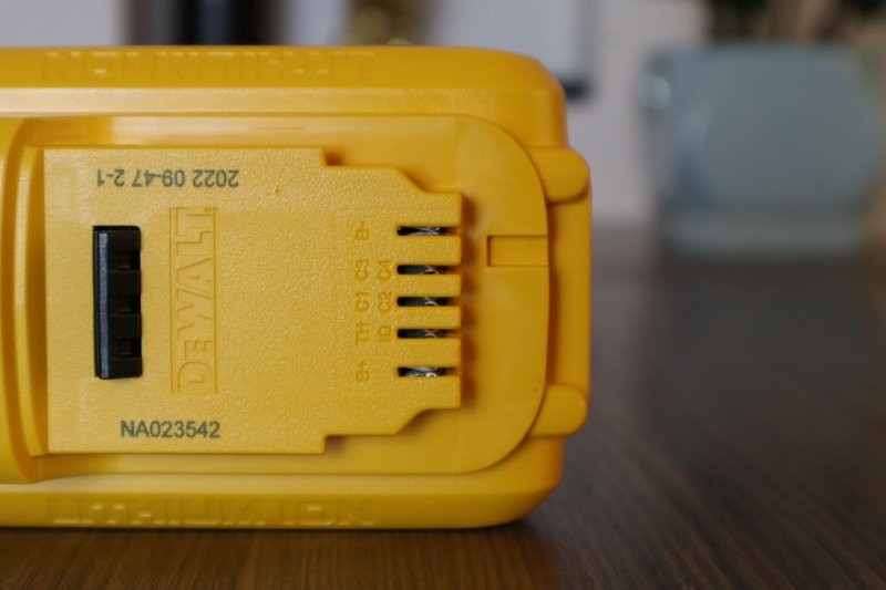 Pin Dewalt DCB240-B1 20V MAX 4.0Ah có đèn báo pin