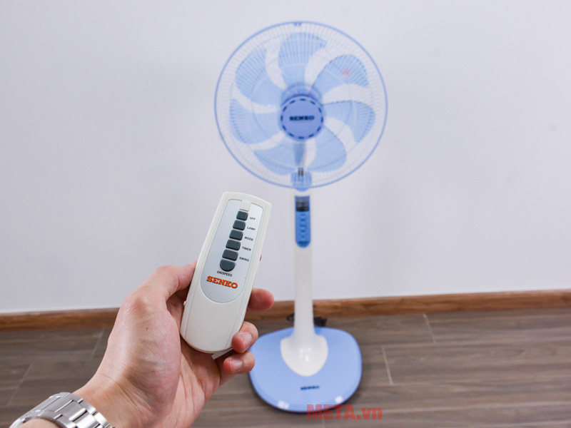Quạt đứng Senko DR1608 7 cánh 65W có điều khiển từ xa