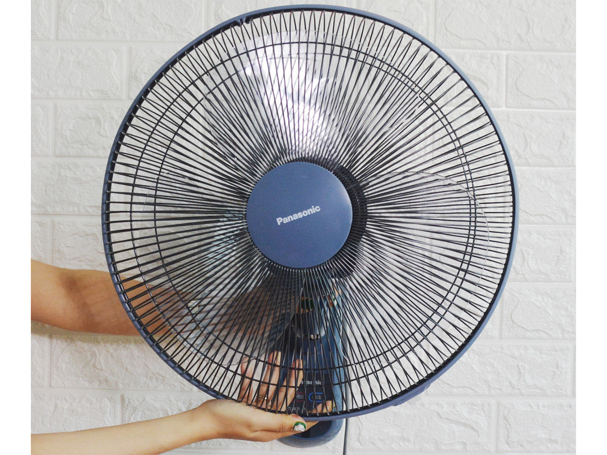 Quạt treo tường Panasonic F-409M có điều khiển